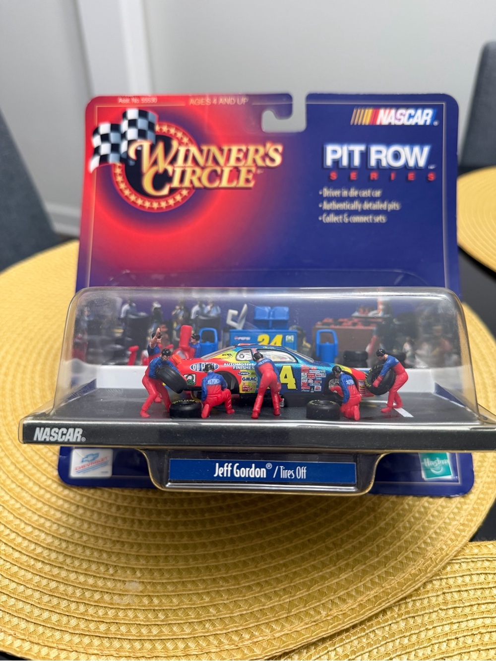 Winner's Circle Jeff Gordon Pit Crew Playset Tires Off - Blue & Yellow